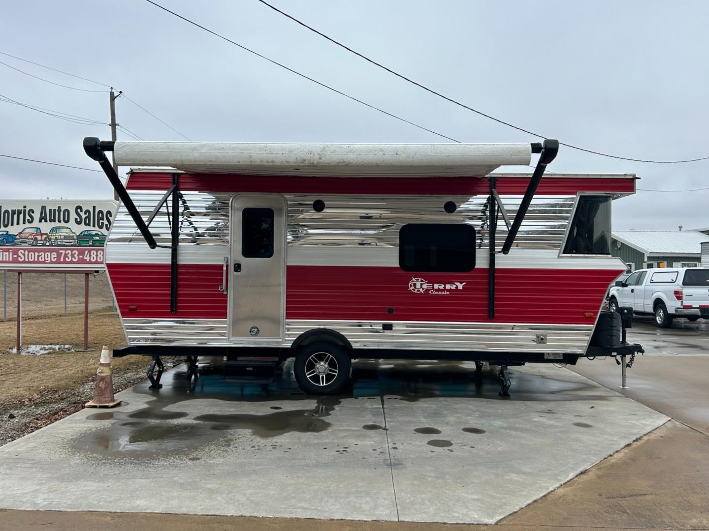 2018 RED /TAN HEARTLAND TERRY CLASSIC V22 (5SFEB241XJE) , located at 17760 Hwy 62, Morris, OK, 74445, 35.609104, -95.877060 - SPRING IS RIGHT AROUND THE CORNER. LOAD UP YOUR FAMILY AND ENJOY THIS 2018 HEARTLAND TERRY CLASSIC CAMPER. FEATURES 13FT POWER AWNING, OUTSIDE LUGGAGE STORAGE, IN THE REAR IS A QUEEN SIZED BED WITH LOTS OF OVERHEAD STORAGE, IN THE FRONT OF THE CAMPER IS THE KITCHEN WITH SINK, 2 BURNER STOVE, FRIDGE, - Photo#1